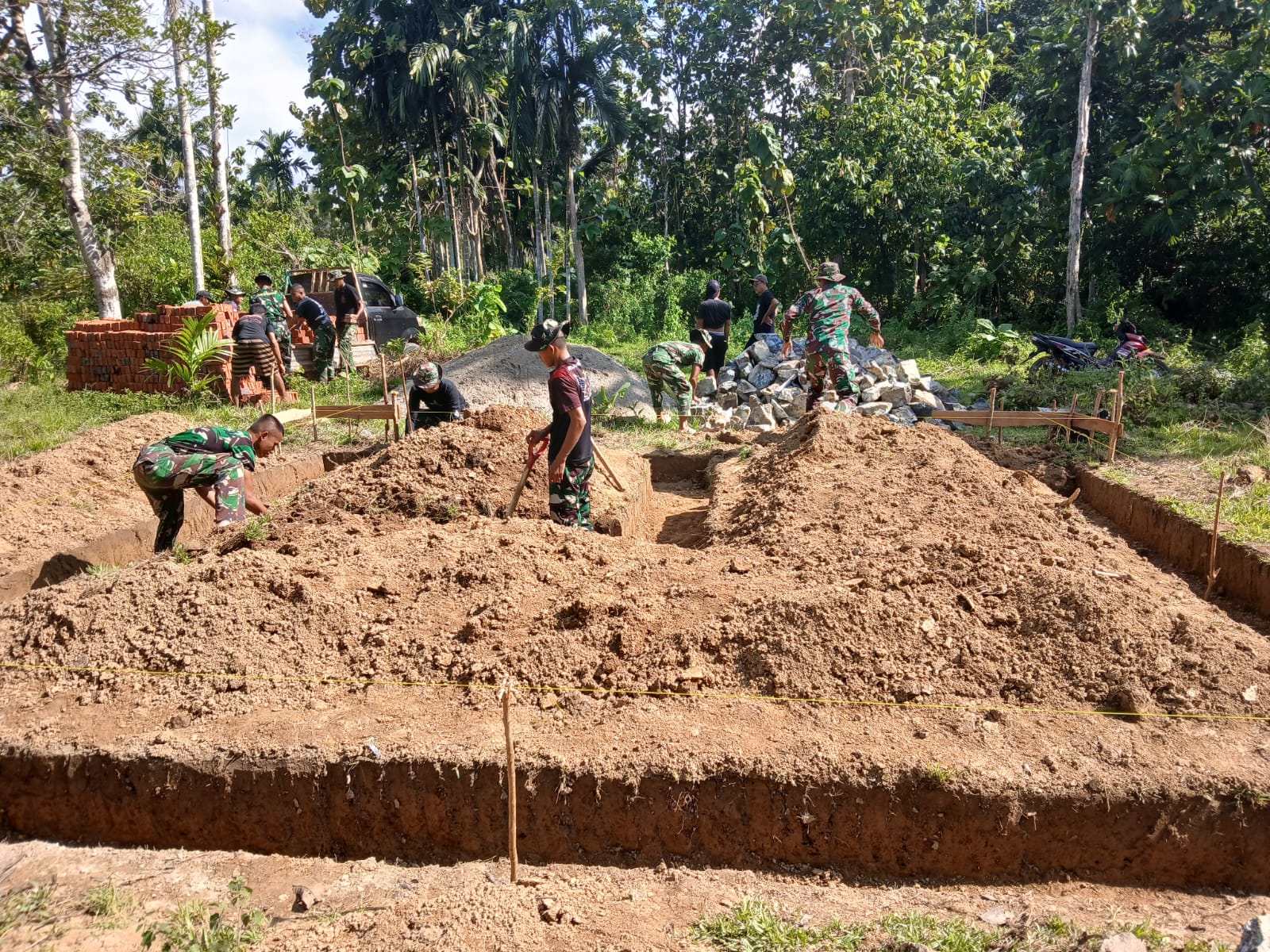 Semangat Gotong Royong Menggema, Pengerjaan Pondasi Rumah TMMD Ke-128 di Andowia Terus Dikebut 