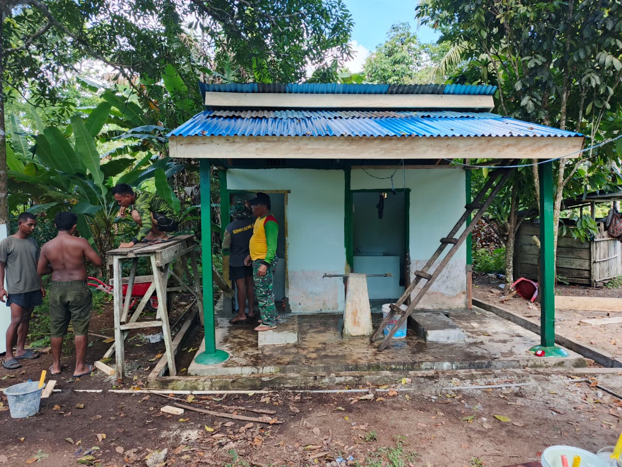 Satgas TMMD ke-128 Kodim 1801/Manokwari Mulai Rehabilitasi 5 Unit MCK Umum di Kampung Tanah Rubuh