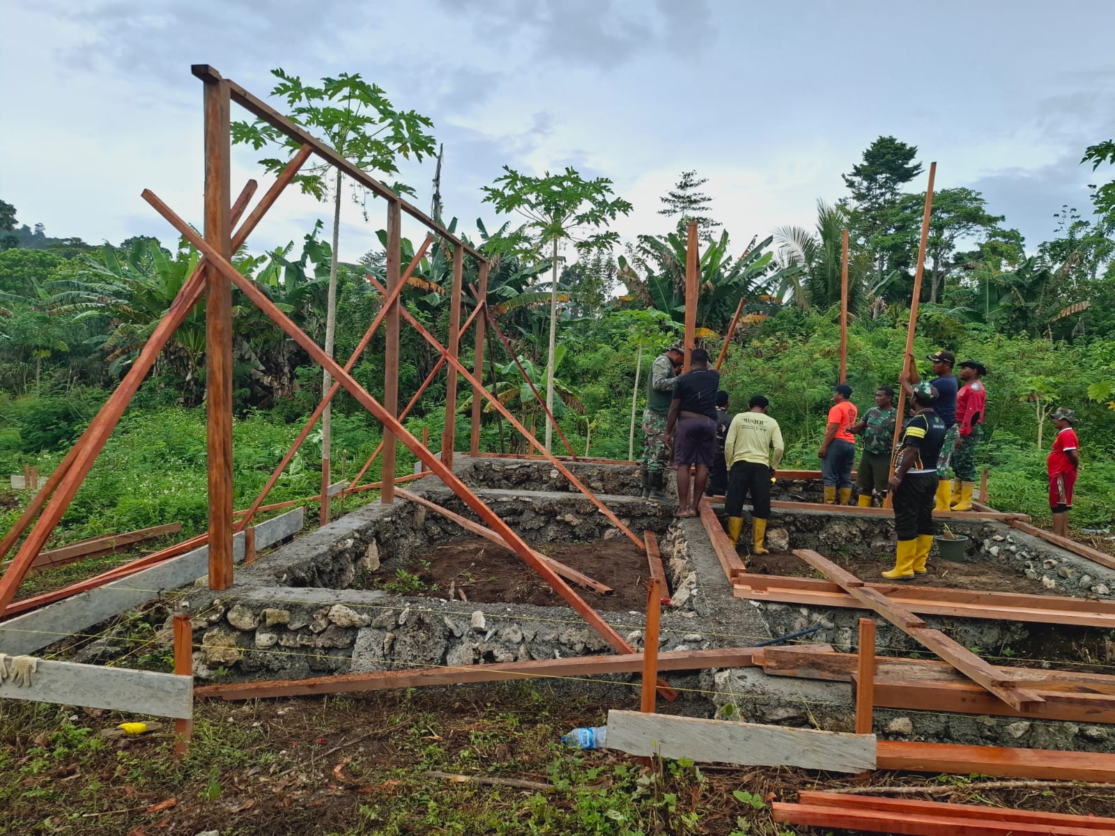 Satgas TMMD Kodim 1801/Manokwari Maksimalkan Persiapan Kayu untuk Struktur Bangunan