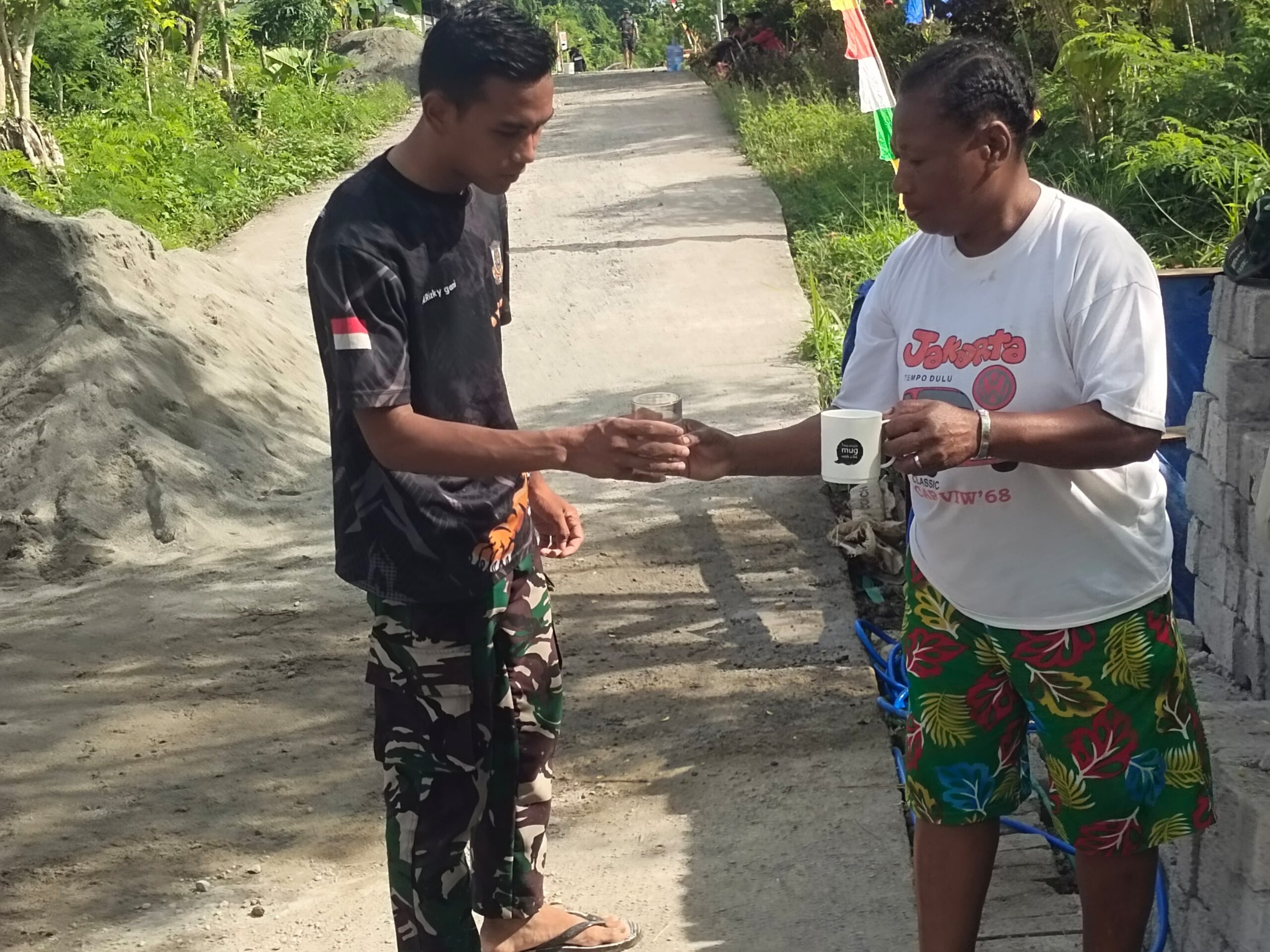 Mama-Mama Kampung Tanah Rubuh Siapkan Air Minum untuk Satgas TMMD, Wujud Dukungan Nyata