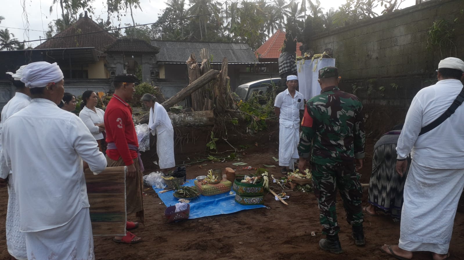 Babinsa Tembuku Mendampingi Kegiatan Upacara Ngeruak Pembangunan KDKMP di Tegalasah Kelod.