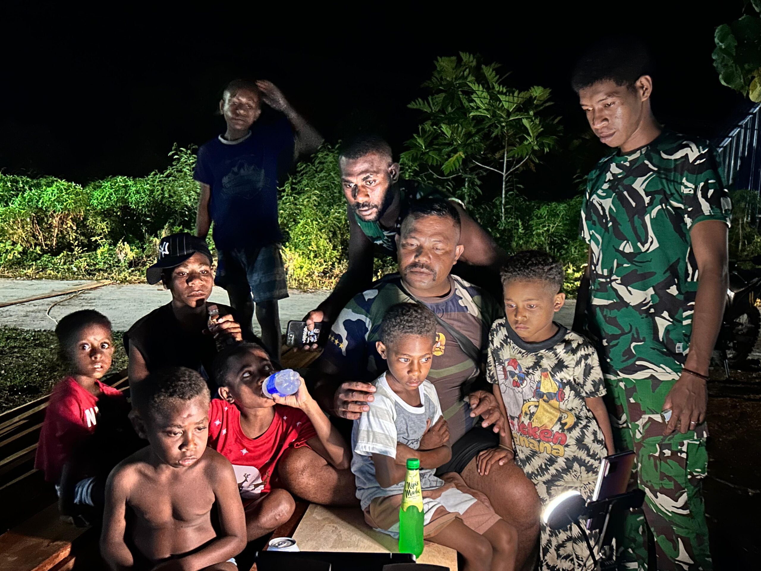 Bangun Kedekatan dengan Warga, Satgas TMMD Ke-128 Gelar Nonton Bersama Anak-Anak