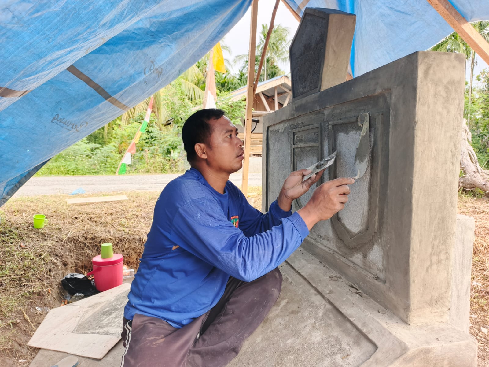 Anak-Anak Kampung Tanah Rubuh Antusias Saksikan Pembuatan Prasasti TMMD Ke-128