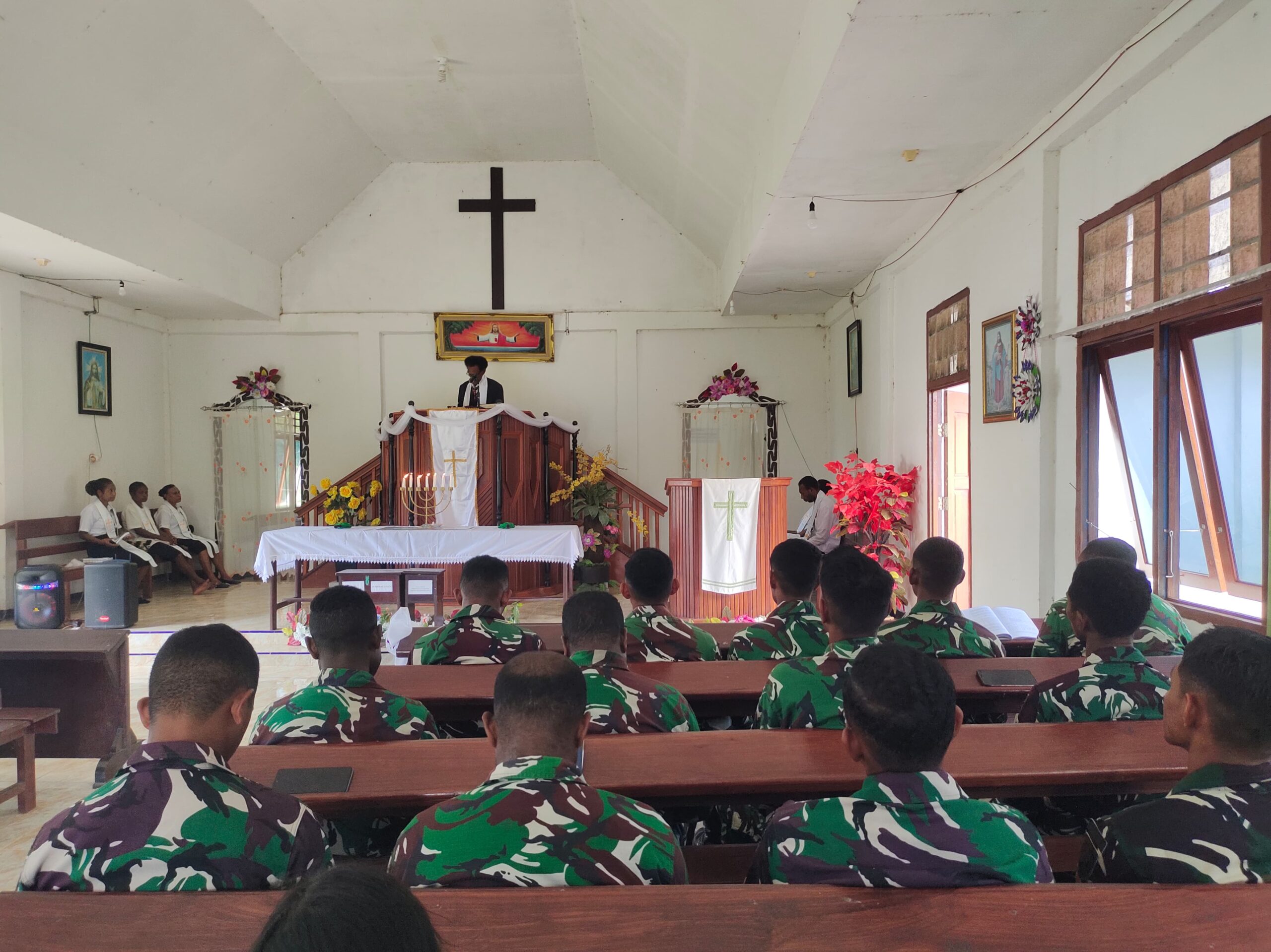 Tingkatkan Keimanan, Personel Satgas TMMD Ke-128 Kodim 1801/Manokwari Ibadah Bersama Jemaat