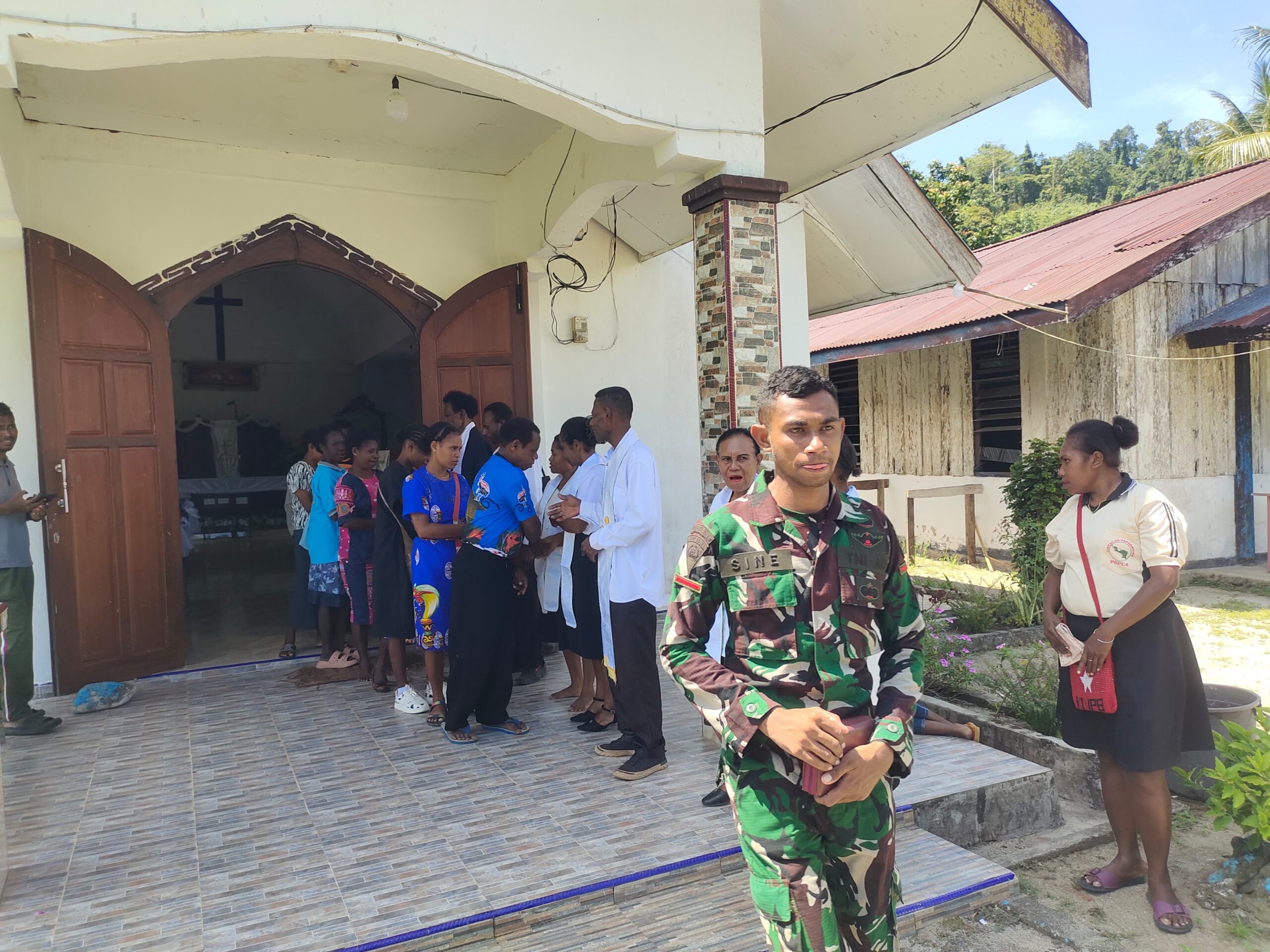 Satgas TMMD Ke-128 Kodim 1801/Manokwari Pererat Kebersamaan Lewat Ibadah Minggu Bersama Warga