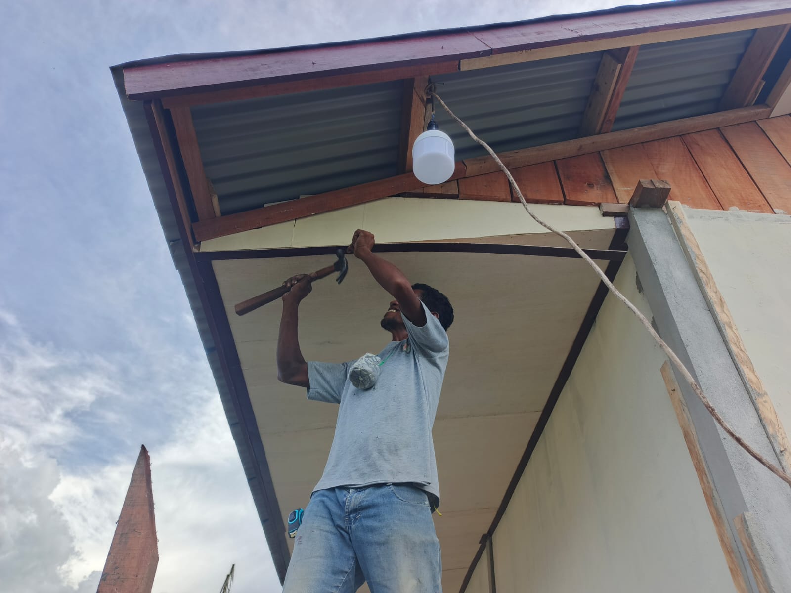 Tahap Finishing RTLH, Satgas TMMD Pasang Lis Plafon Rumah Warga