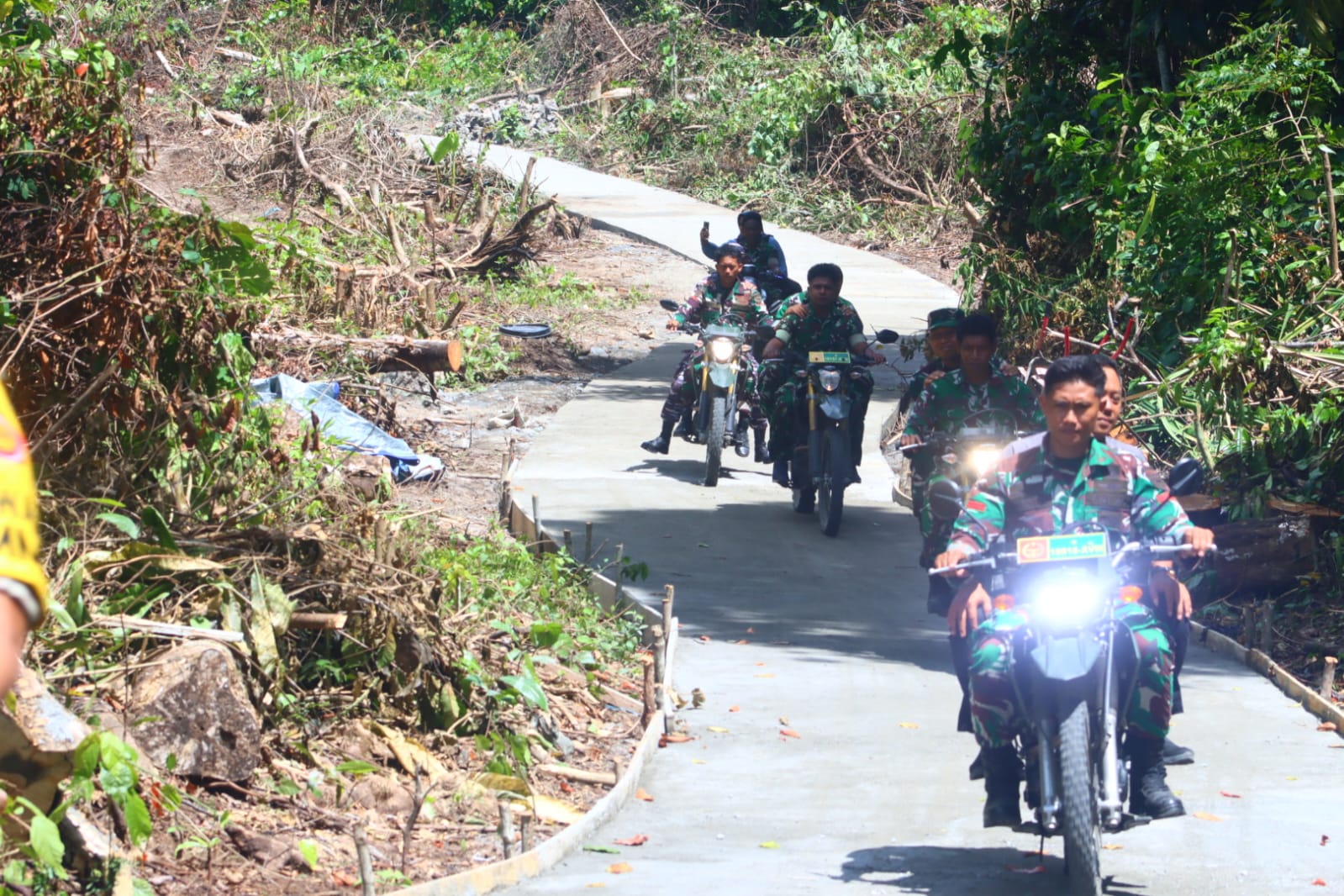 Jalan TMMD Ke-128 Kodim 1801/Manokwari Rampung, Warga Kampung Tanah Rubuh Kini Nikmati Akses Lebih Baik