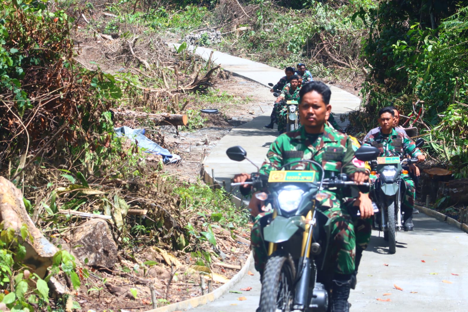 Satgas TMMD dan Warga Sukses Rampungkan Pengecoran Jalan di Kampung Tanah Rubuh