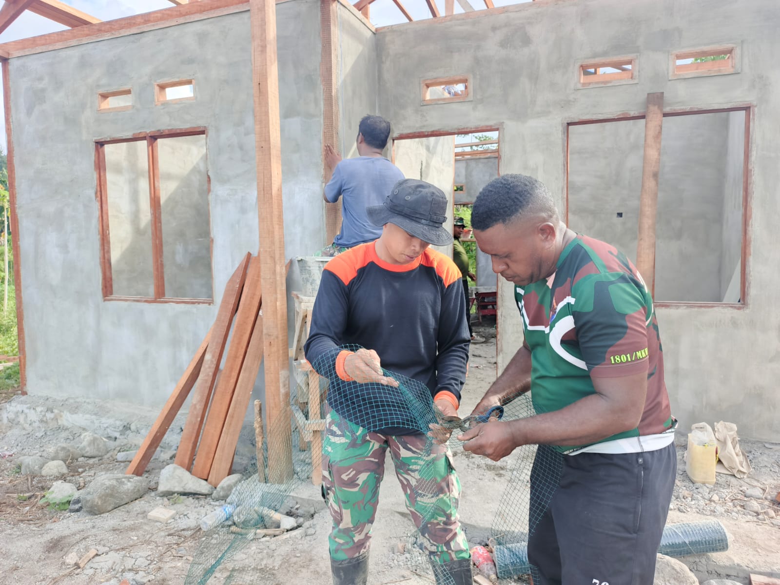 Tahap Finishing RTLH TMMD Ke-128, Satgas Fokus Kerjakan Pilar Rumah
