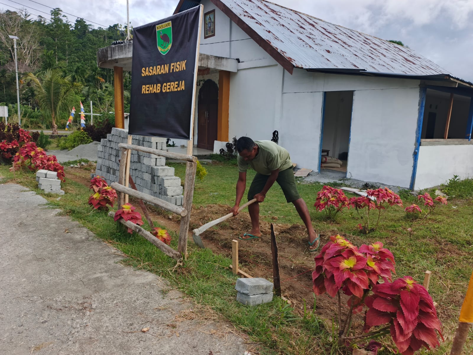 Satgas TMMD Ke-128 Kodim 1801/Manokwari Mulai Gali Pondasi Pagar Gereja GPkAI Jemaat Erroi