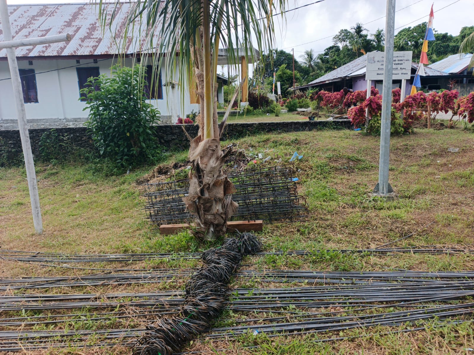 Gotong Royong Satgas TMMD dan Warga Warnai Penggalian Pondasi Pagar Gereja