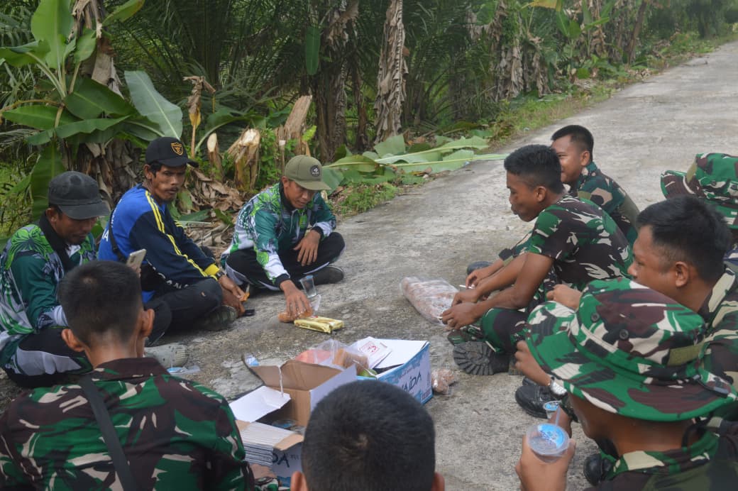 Canda dan Tawa Warnai Kebersamaan Satgas TMMD Ke-128 Bersama Warga Desa Sungai Hijau