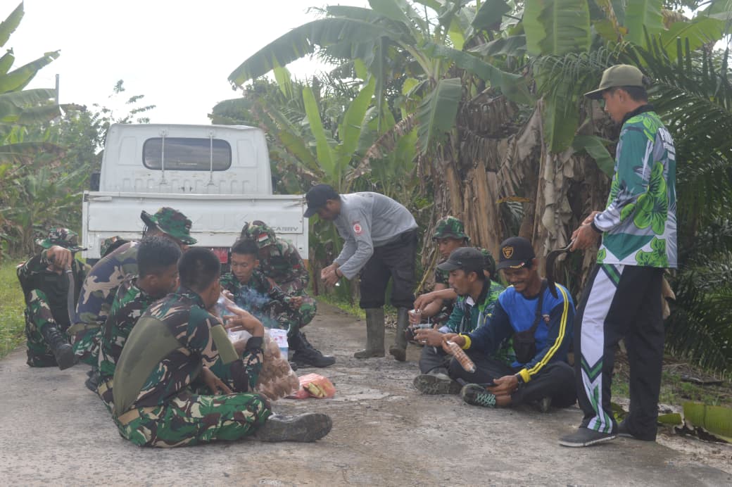 Nikmati Kudapan Bersama, Satgas TMMD Ke-128 dan Warga Pererat Silaturahmi