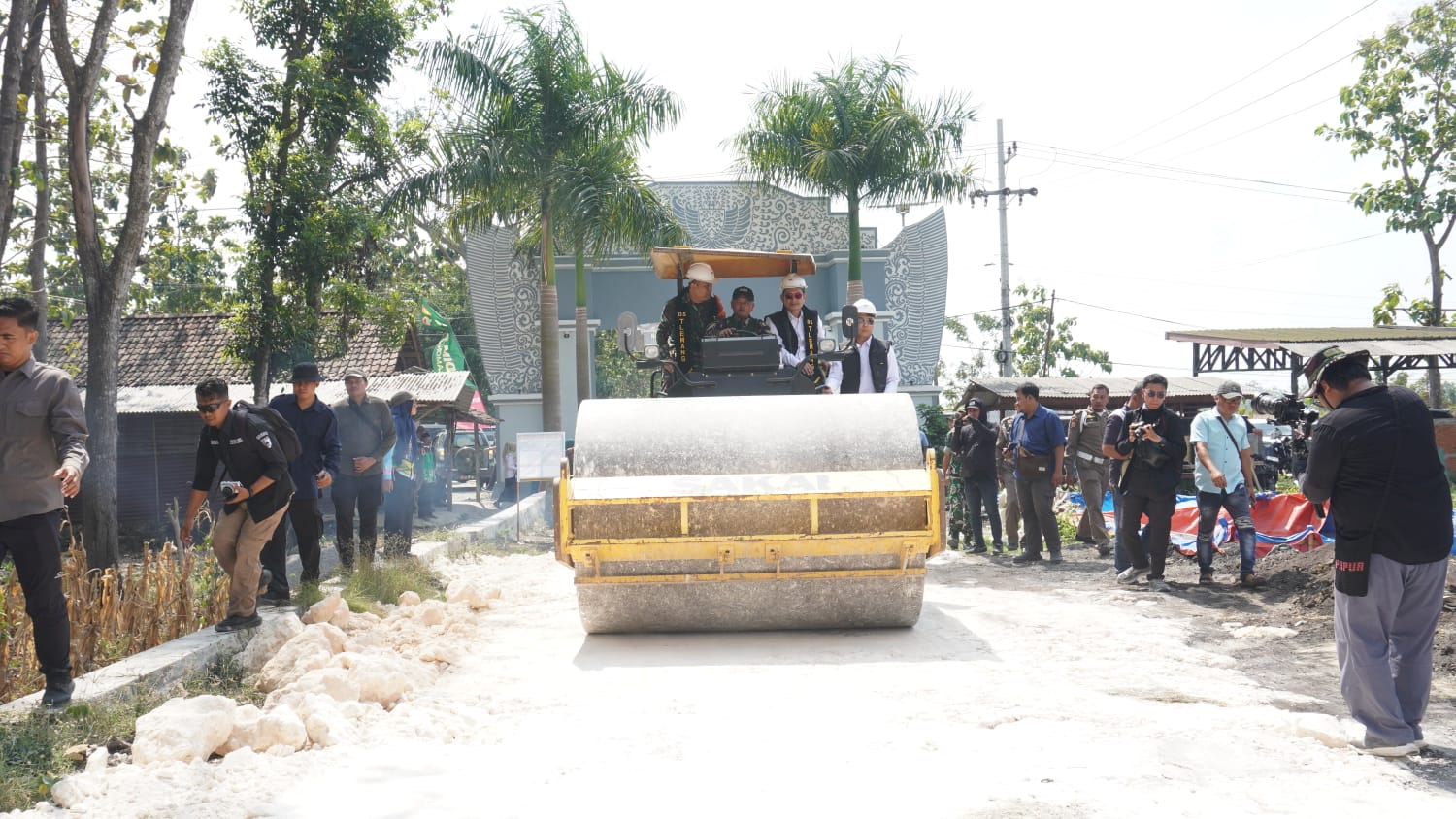 Aksi Nyata Pasca Pembukaan, Dansatgas TMMD 129 dan Forkopimda Lamongan Naiki Alat Berat Padatkan Jalan Desa Tlemang
