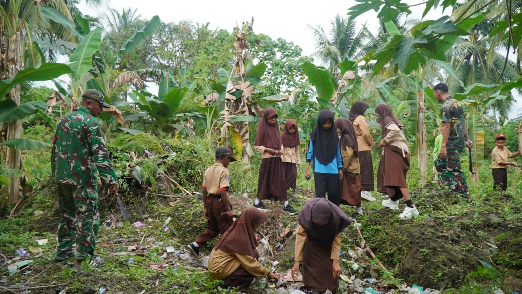 Kerja Bakti Satgas TMMD dan Siswa SDN Umbele Wujudkan Lingkungan Sekolah Bersih dan Nyaman