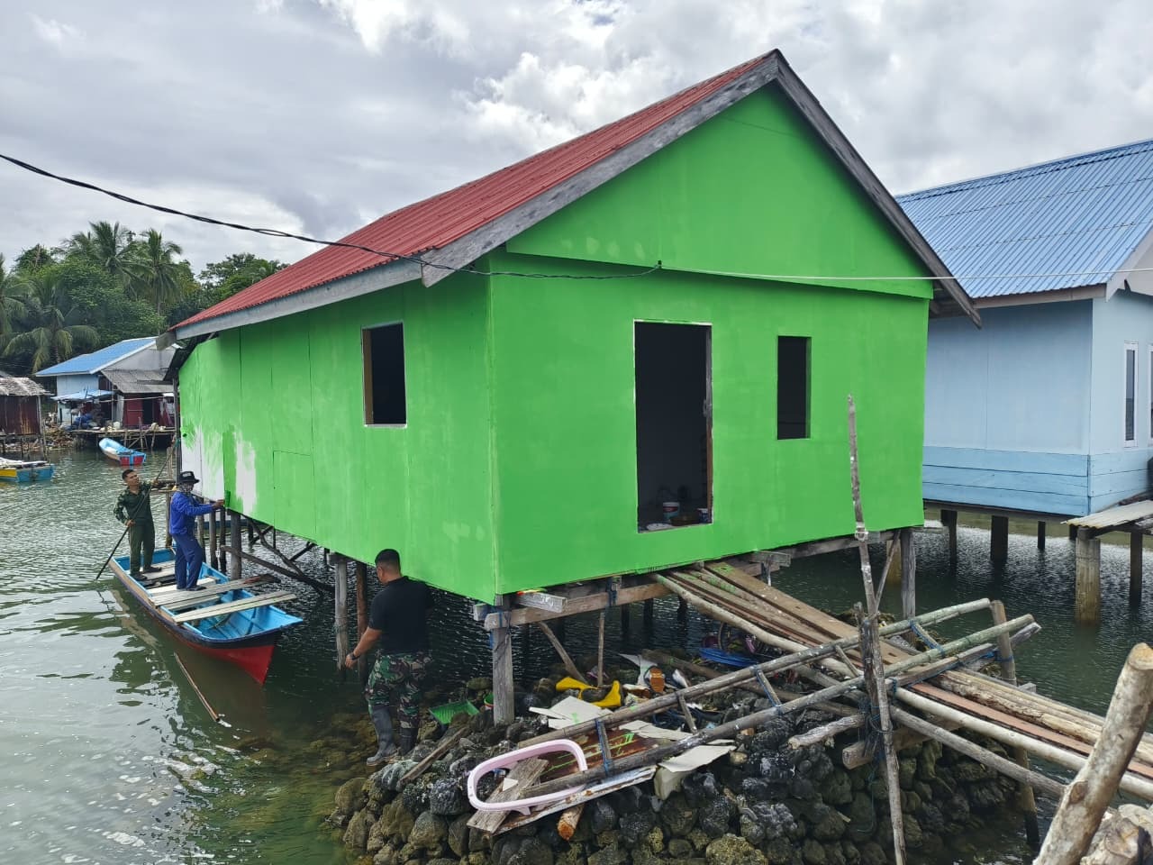 Pengecatan RTLH Milik Ibu Salawiah Masuki Tahap Finishing, bukti nyata kinerja satgas TMMD
