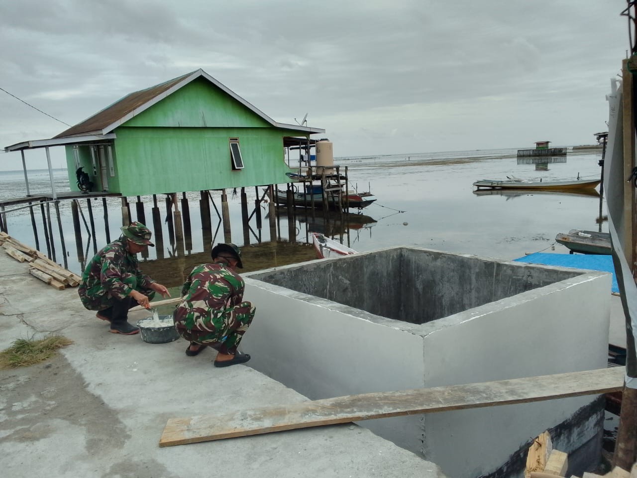 Satgas TMMD Ke-129 Laksanakan Pengaplusan Bak Penampungan Program Manunggal Air Bersih di Desa Umbele