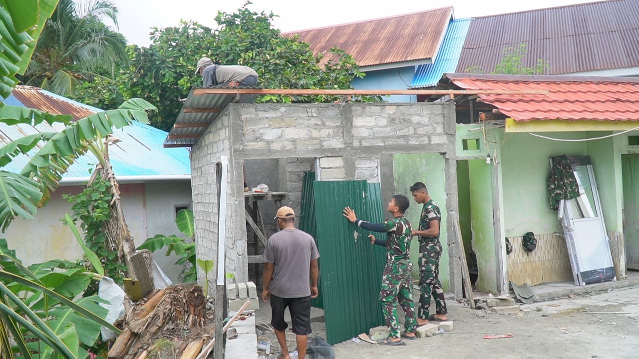 Pemasangan Atap Seng Tandai Kemajuan Pembangunan MCK Masjid Quba Desa Umbele