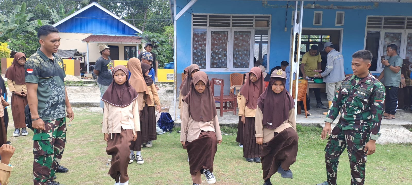 Satgas TMMD Tanamkan Wawasan Kebangsaan Melalui Pelatihan PBB di SDN Umbele