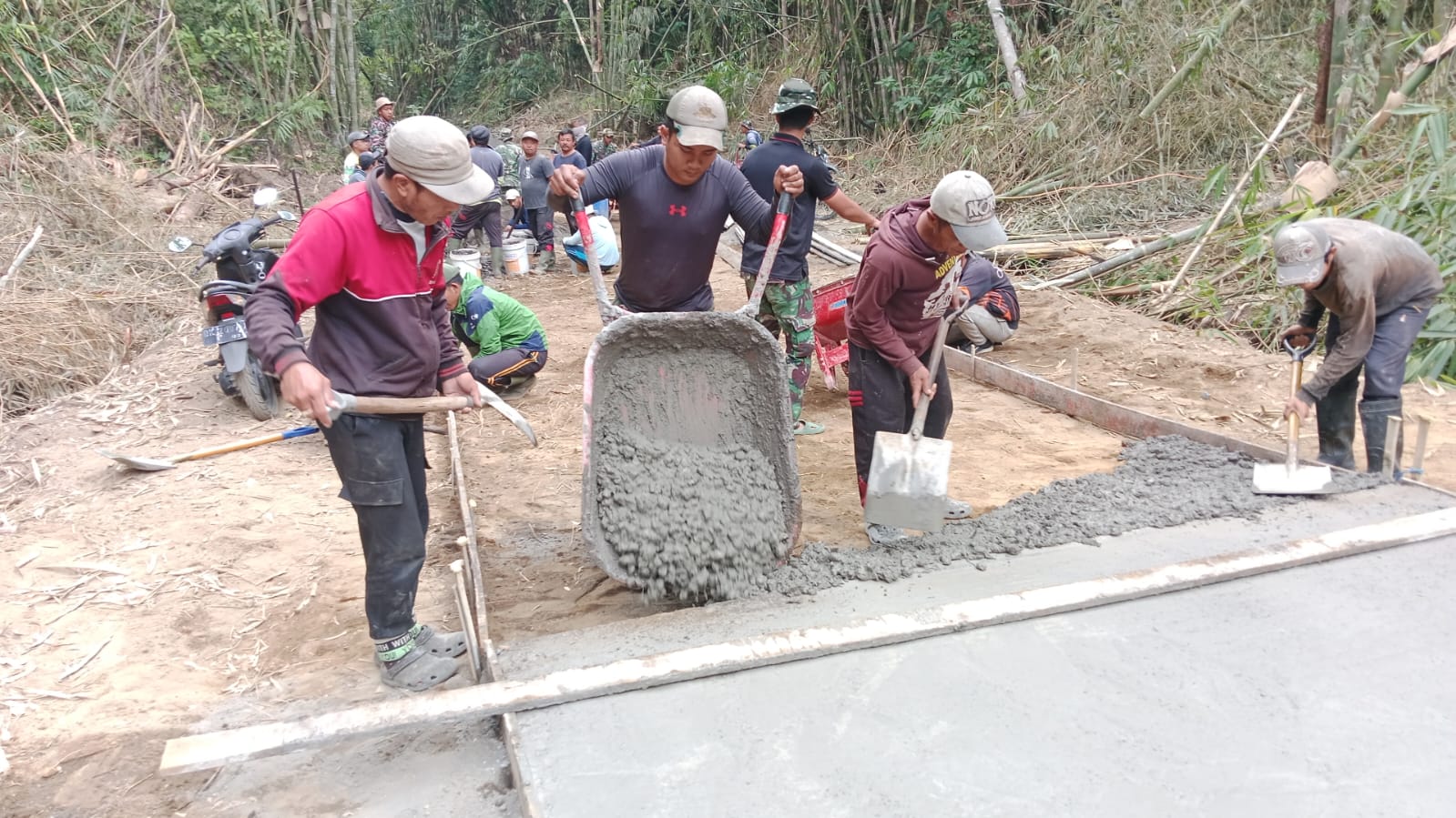Gotong Royong Jadi Kunci Sukses Progres TMMD Ke-129 Kodim 1626/Bangli di Desa Sekardadi