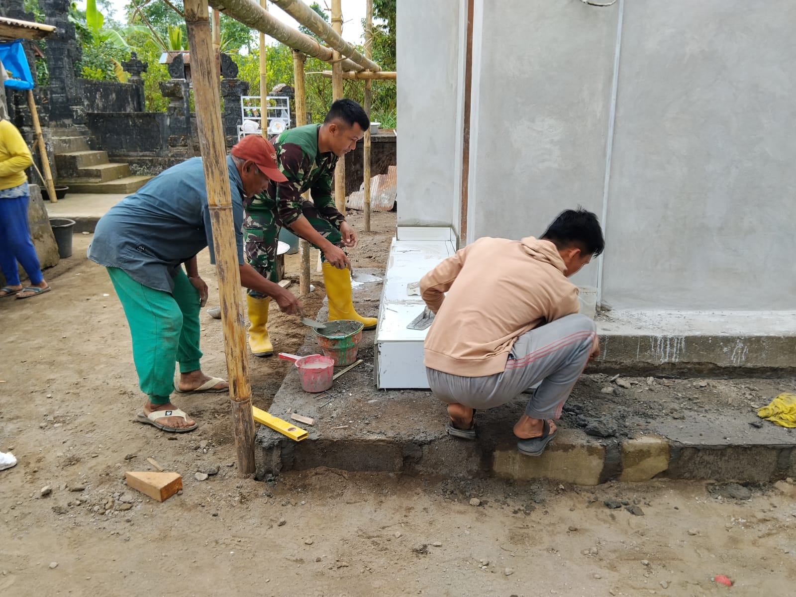Satukan Langkah Membangun Negeri dari Desa, Satgas TMMD Ke-129 Kebut Pemasangan Keramik RTLH