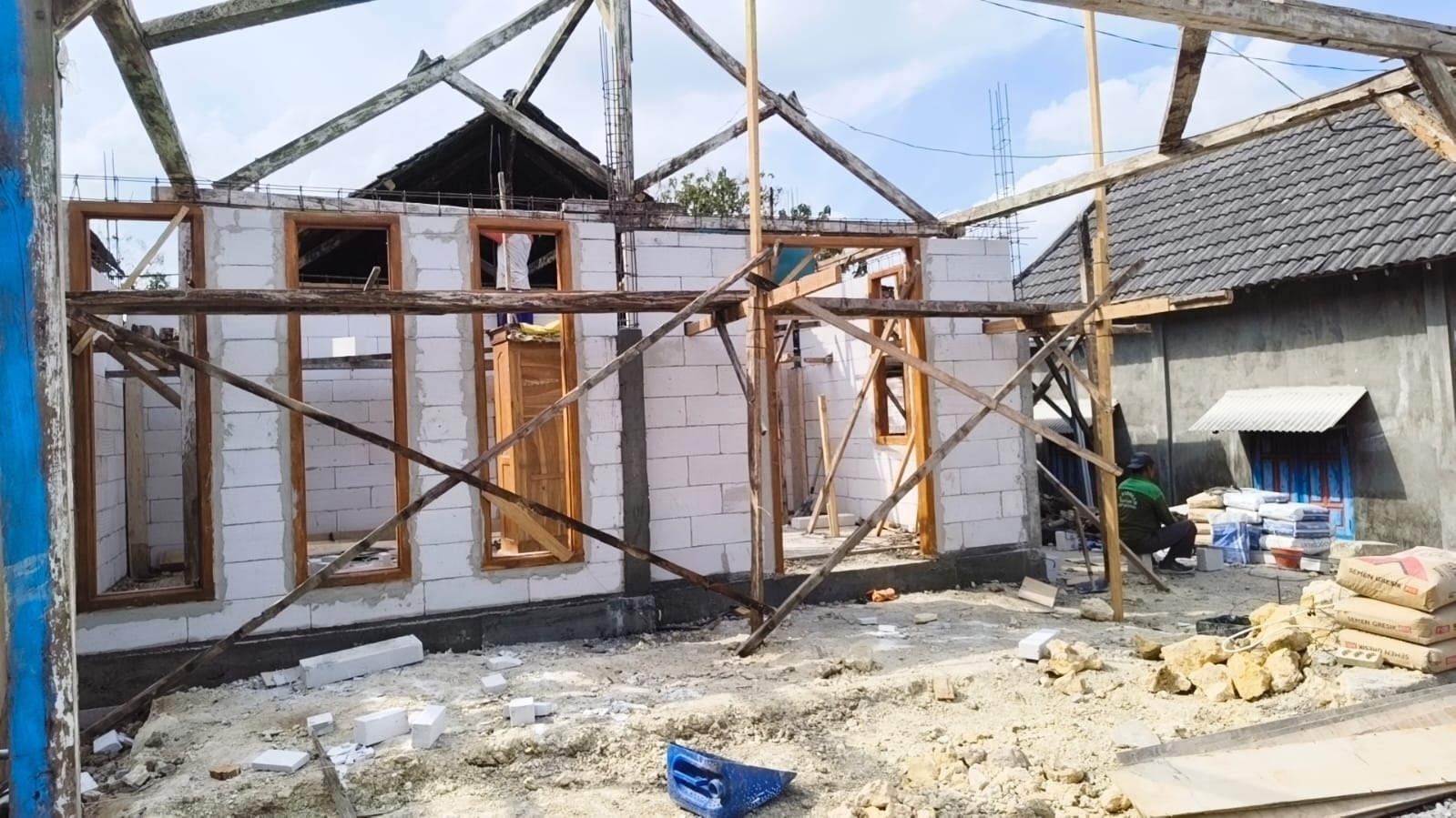 Capai Progres Signifikan, Satgas TMMD 129 Tuntas Pasang Dinding RTLH dan Mulai Rangkai Atap Rumah Warga