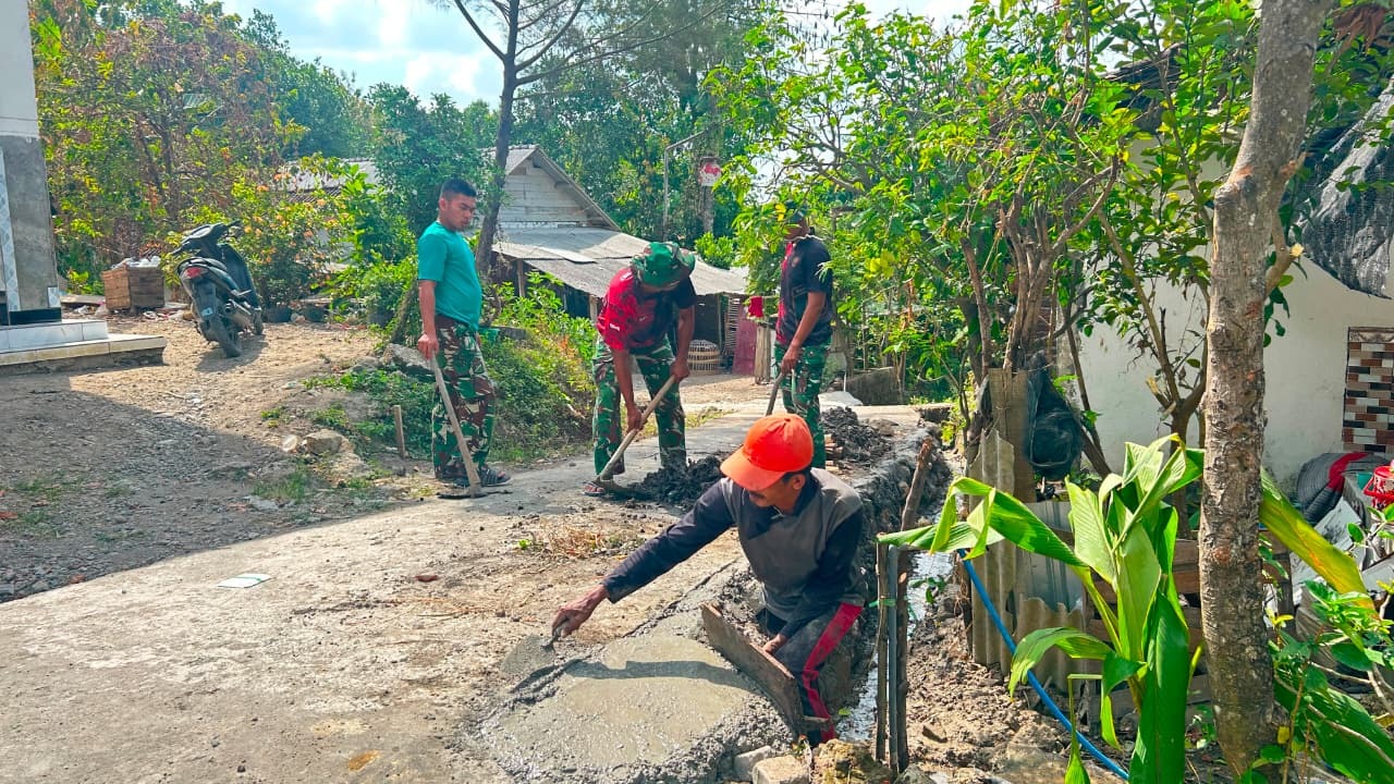 Aksi Cepat Tanggap demi Kenyamanan Lingkungan. Anggota Satgas TMMD ke-129 Kodim 0812/Lamongan Temukan Saluran Drainase Rusak dan Buntu di Desa Tlemang, Spontan ajak Warga Perbaiki.  ​