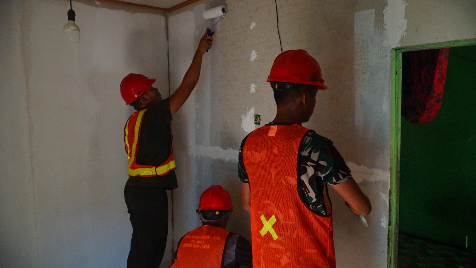 Gotong Royong Satgas TMMD dan Warga Percepat Finishing RTLH Ibu Wahida