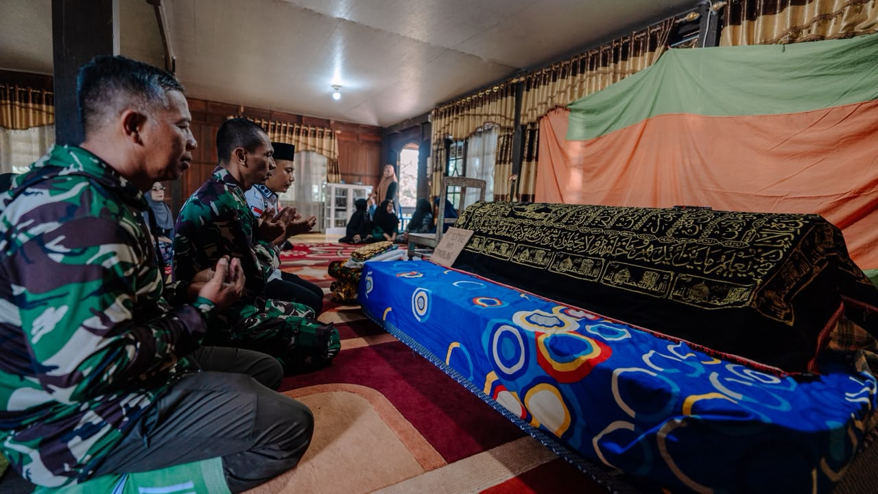 Kepedulian TNI: Dansatgas TMMD Ke-129 Melayat di Desa Tanratuo