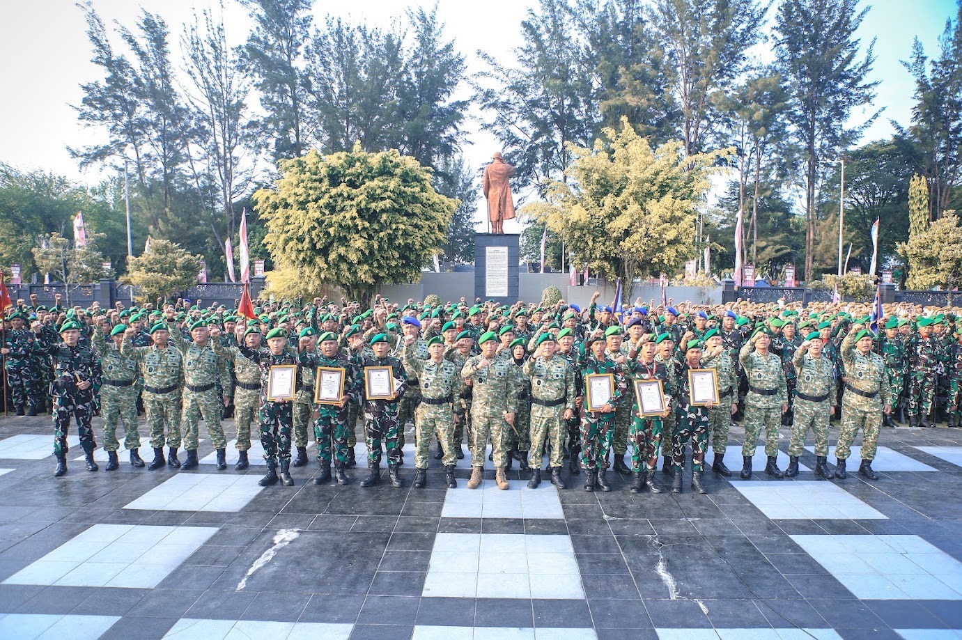 Hargai Prestasi, Tingkatkan Semangat: Pangdam VI Mulawarman Berikan Penghargaan Kepada Prajurit Berprestasi