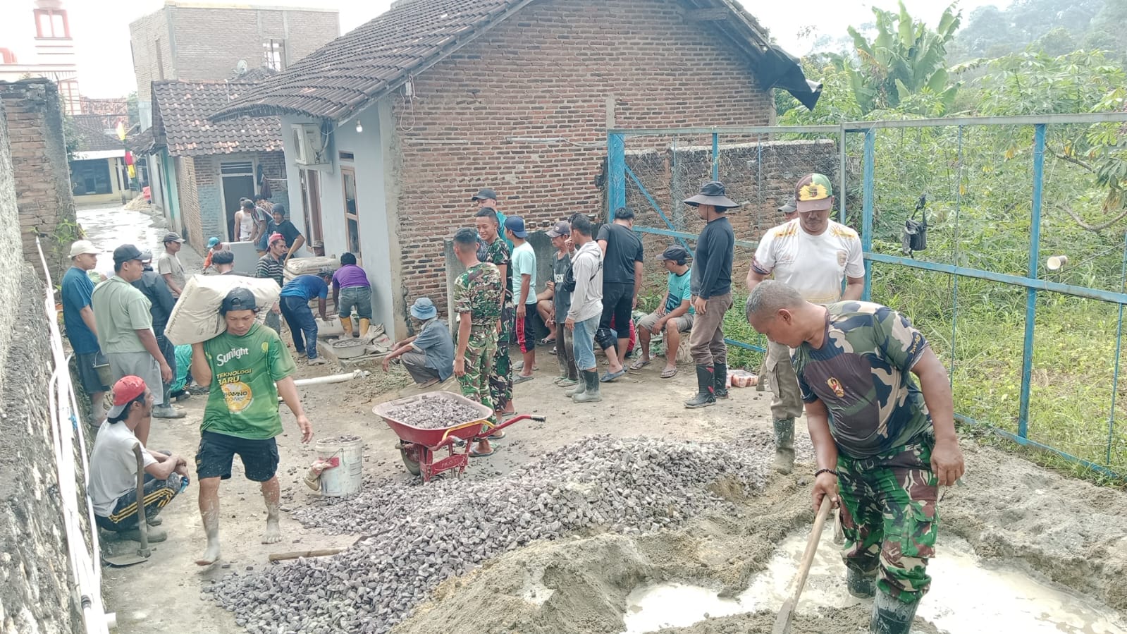 Gotong Royong Satgas TMMD dan Warga Warnai Pembangunan Rabat Beton Jalan Nangka
