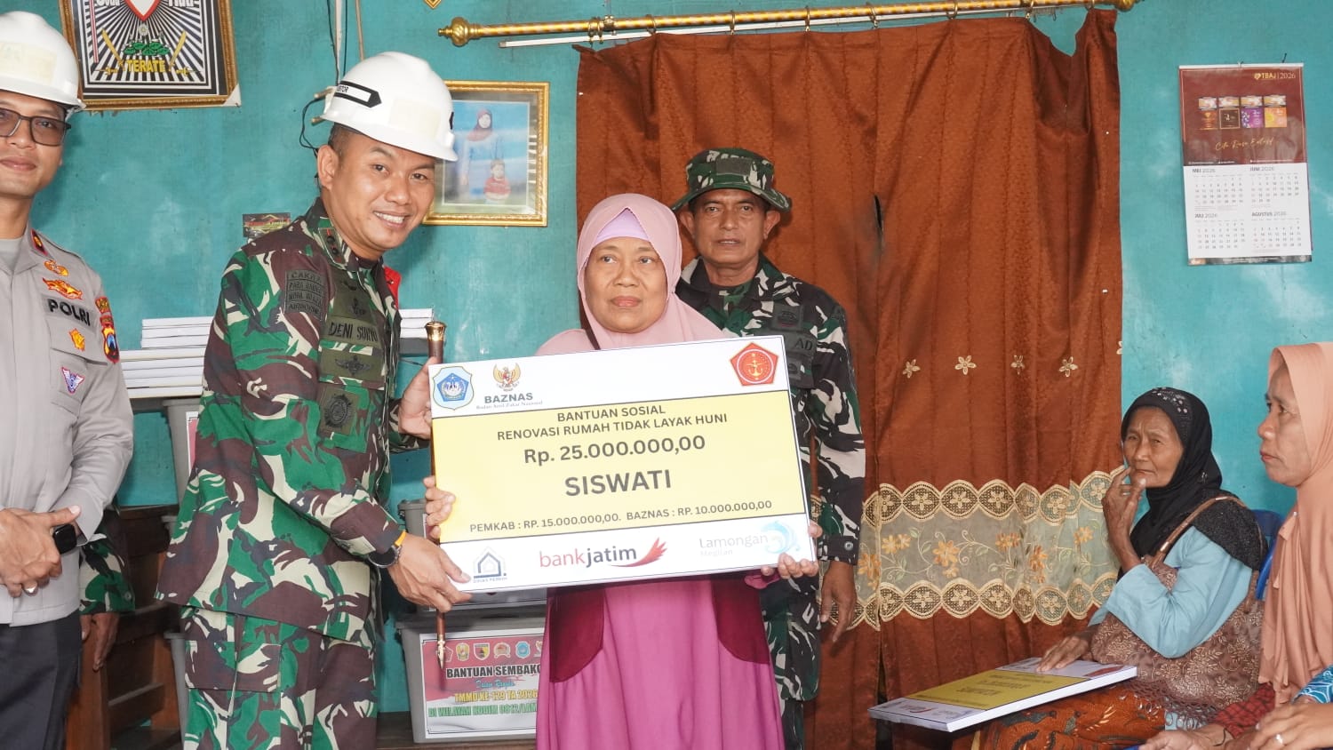 Sentuhan Humanis TMMD 129, Bupati Lamongan dan Dansatgas Serahkan Sembako di Lokasi Rutilahu Bapak Sugio