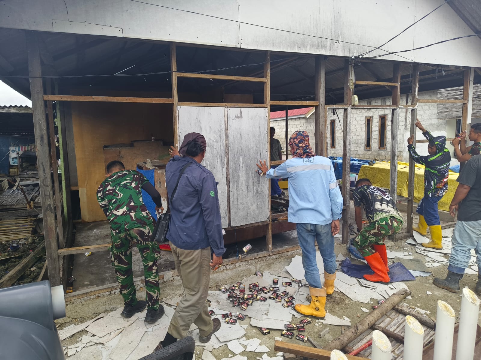 Semangat Gotong Royong Warnai Pembongkaran RTLH Milik Bapak Rahman di Umbele Lama