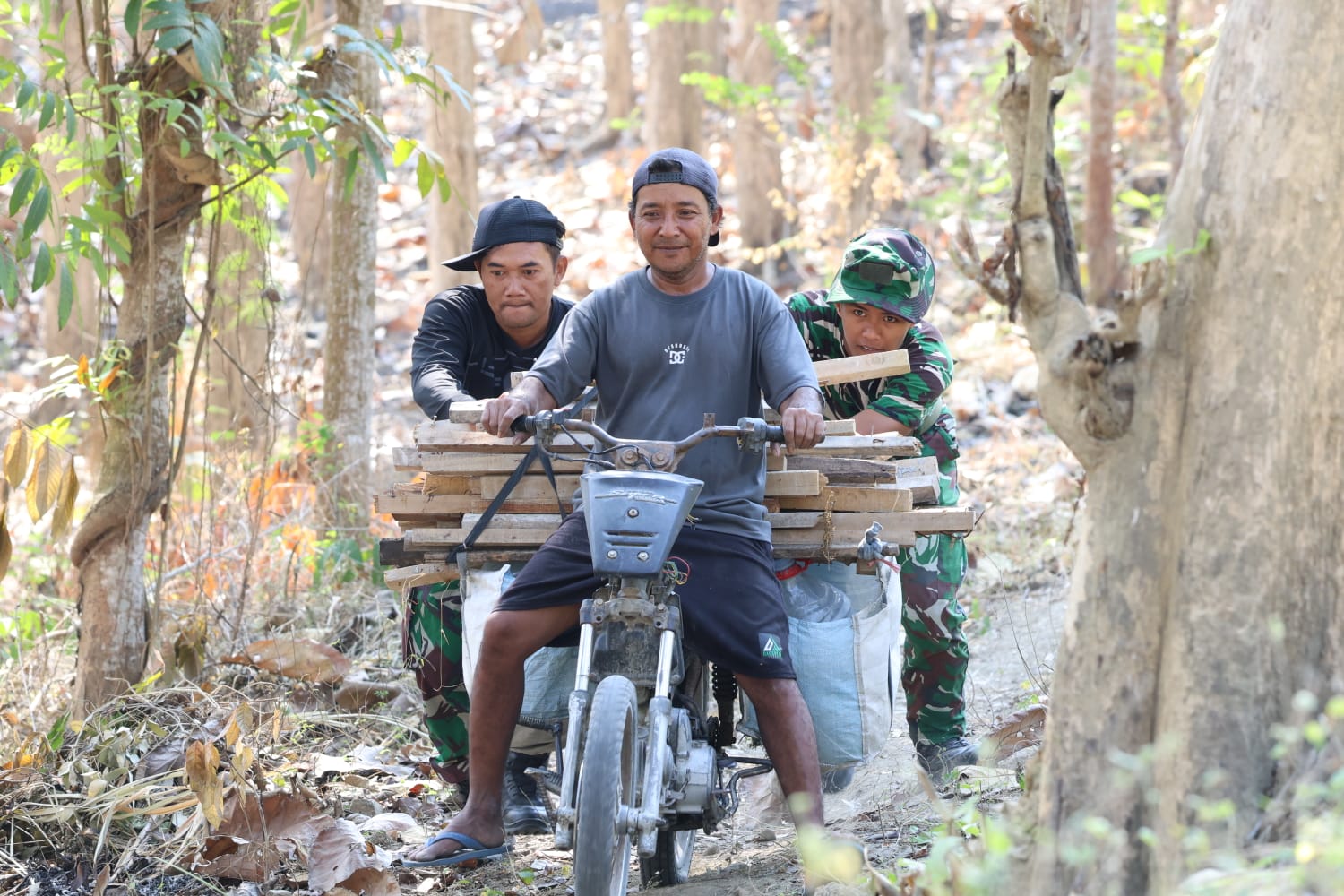 Aksi Humanis Satgas TMMD Ke-129 Kodim 0812 Lamongan, Kompak Dorong Motor Warga Tlemang yang Mogok Angkut Kayu