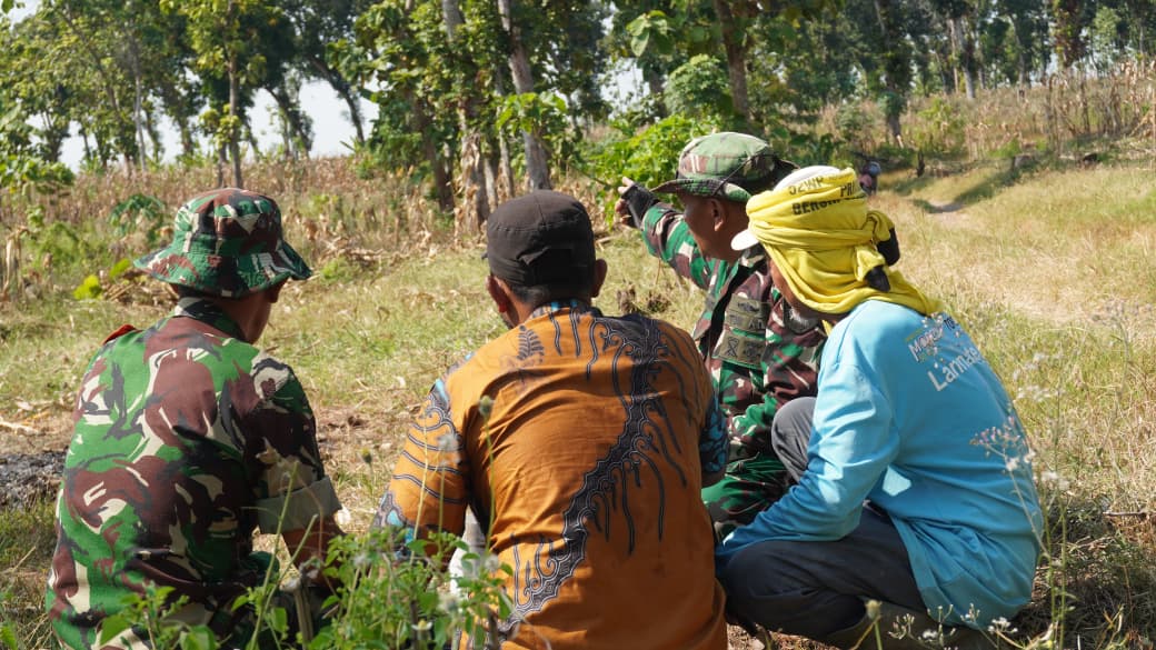 Satgas TMMD 129 Turun ke Kebun Jagung, Bangun Kedekatan dan Semangati Petani Desa Tlemang