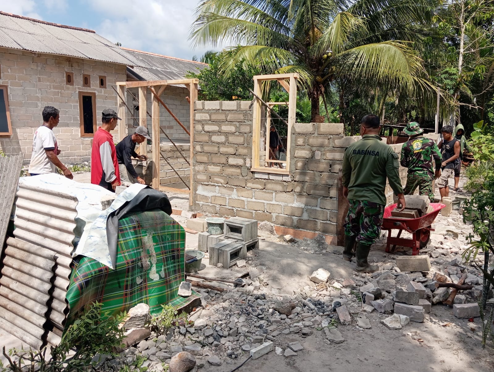 Sinergi Tanpa Lelah Satgas TMMD ke-129 Kodim 0413/Bangka dan Warga Gejot Pembangunan Rumah Pak Iwan di Desa Deniang