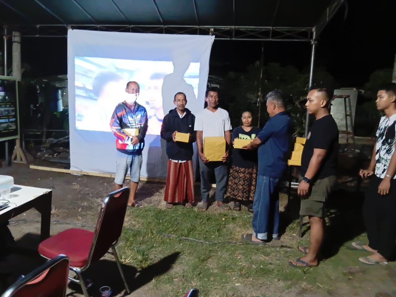 Ratusan Warga Desa Deniang Padati Lokasi TMMD Ke-129 untuk Nobar Final Piala Dunia Bersama TNI