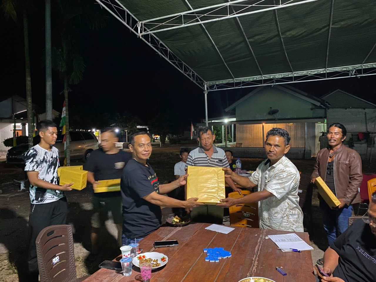 Doorprize Meriahkan Nobar Final Piala Dunia di Lokasi TMMD Ke-129 Kodim 0413/Bangka  Bangka – Kemeriahan nonton bareng (nobar) final Piala Dunia di lokasi TMMD Ke-129 TA 2026 Kodim 0413/Bangka semakin terasa dengan pembagian berbagai doorprize kepada masyarakat Desa Deniang, Kecamatan Riau Silip, Kabupaten Bangka, Senin (20/07/2026).  Pada jeda pertandingan, Dandim 0413/Bangka membagikan sejumlah hadiah menarik kepada warga yang hadir. Berbagai doorprize tersebut disambut antusias masyarakat, sehingga suasana acara dipenuhi tawa, sorak sorai, dan kegembiraan.  Dandim 0413/Bangka menyampaikan bahwa pembagian doorprize merupakan bentuk apresiasi kepada masyarakat yang telah mendukung dan berpartisipasi dalam setiap kegiatan TMMD di Desa Deniang.  Ia menambahkan, kebersamaan yang terjalin melalui kegiatan sederhana seperti nobar diharapkan mampu semakin memperkuat kemanunggalan TNI dan rakyat serta menciptakan suasana yang harmonis.  Warga mengaku senang dengan adanya hiburan dan hadiah yang diberikan. Selain menyaksikan pertandingan final Piala Dunia bersama, mereka juga merasakan suasana kekeluargaan yang hangat bersama personel Satgas TMMD.  Kegiatan berlangsung aman, tertib, dan penuh kegembiraan hingga pertandingan usai. Momen tersebut menjadi salah satu wujud pendekatan humanis Satgas TMMD Ke-129 Kodim 0413/Bangka dalam mempererat hubungan dengan masyarakat Desa Deniang.