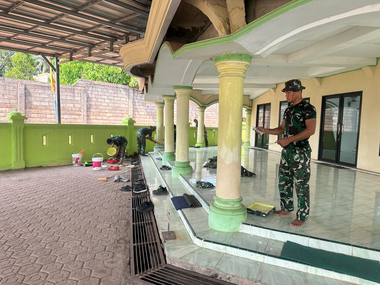 Percantik Rumah Ibadah, Satgas TMMD Ke-129 Kodim 0413/Bangka Laksanakan Pengecatan Masjid Desa Deniang