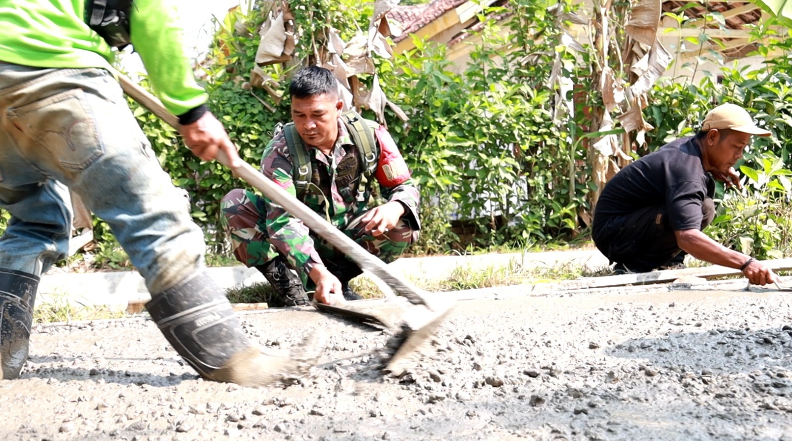 Progres Jalan Rabat Beton TMMD Ke-129 Kodim 0620/Kab. Cirebon Capai 45 Persen