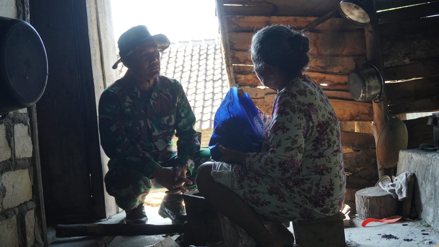 Tak Hanya Bangun Infrastruktur, Satgas TMMD Ke-129 Wujudkan Kepedulian Sosial Lewat Aksi Berbagi