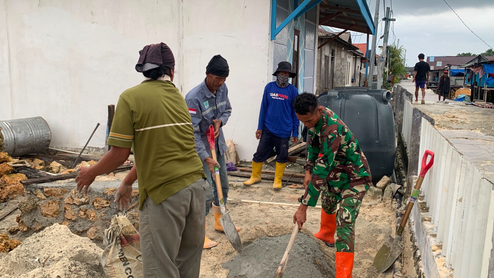 Pengecoran Dudukan Tandon Air Tuntas, Program Manunggal Air TMMD Ke-129 Masuki Tahap Berikutnya
