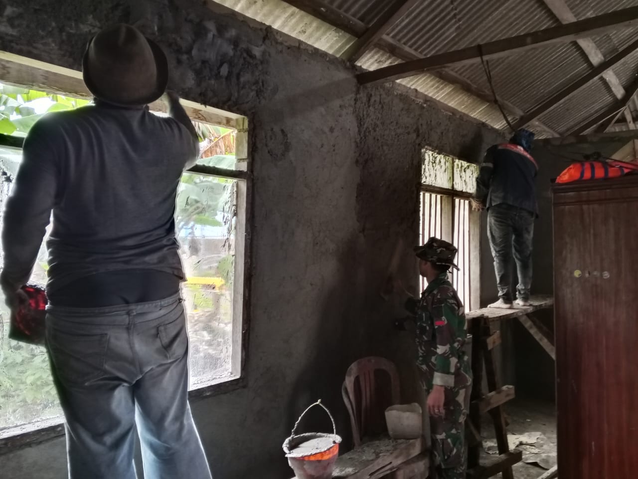 Gotong Royong TNI dan Warga Percepat Renovasi RTLH Milik Bapak Suardi di Desa Pulau Dua