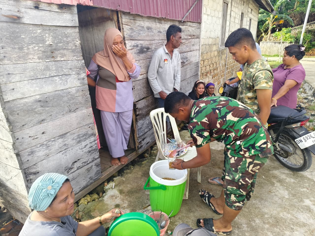 Kepedulian Warga Jadi Penyemangat Satgas TMMD, Kebersamaan TNI dan Masyarakat Kian Erat di Desa Polewali