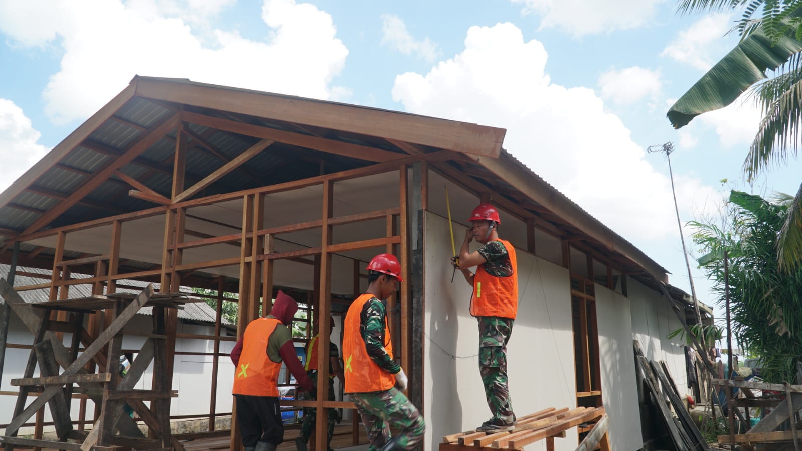 Pemasangan Dinding dan Plafon Tandai Kemajuan Rehab Rumah Warga dalam TMMD