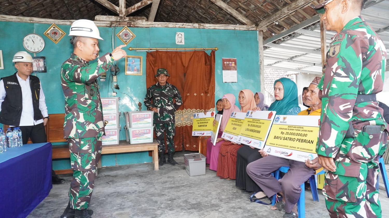 Sentuhan Humanis TMMD 129, Bupati Lamongan dan Dansatgas Sambangi Rumah Bapak Sugio Penerima Program Rutilahu