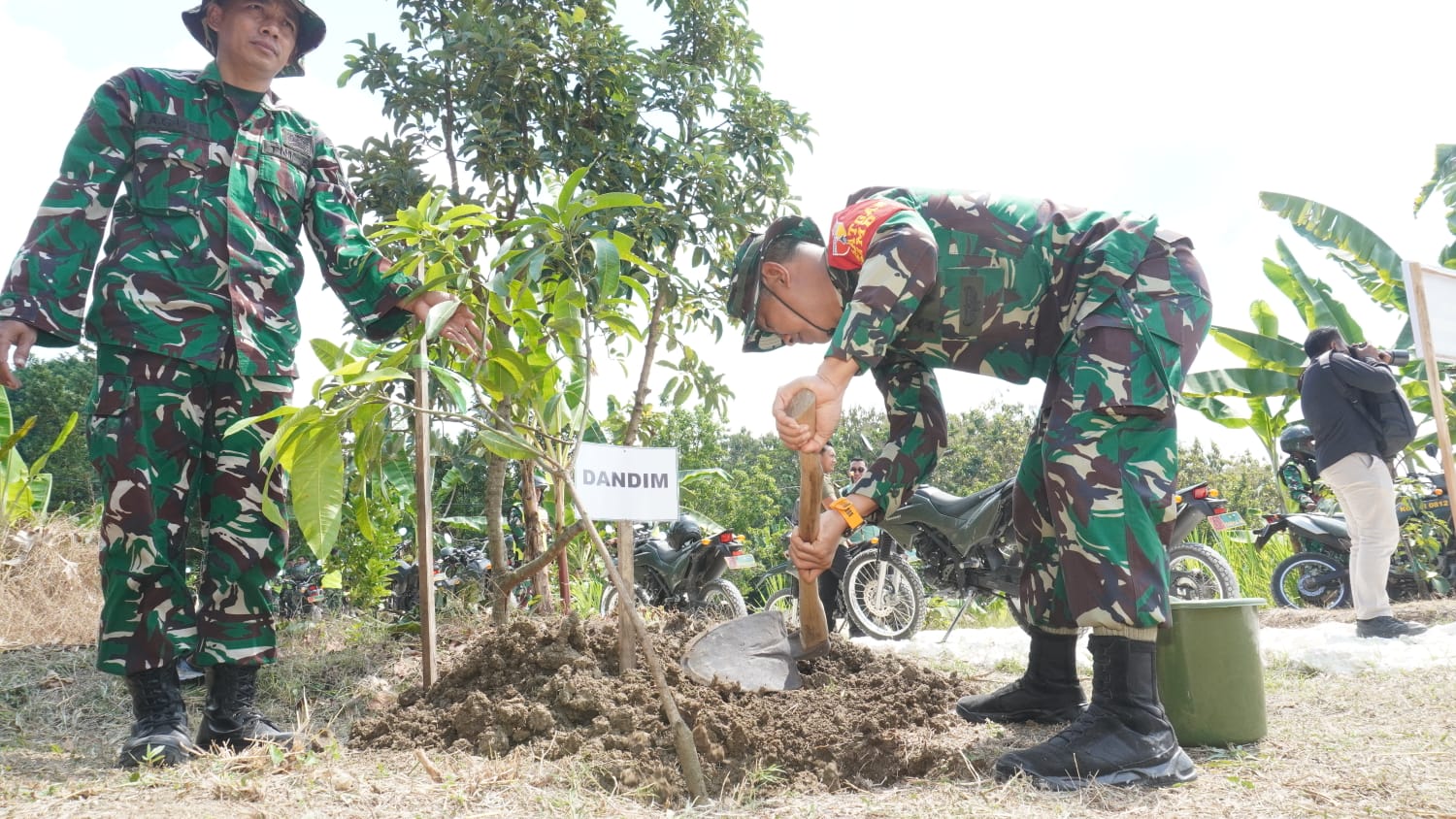 TMMD 129 Padukan Pembangunan Sarana Olahraga dengan Penghijauan Bernilai Ekonomi