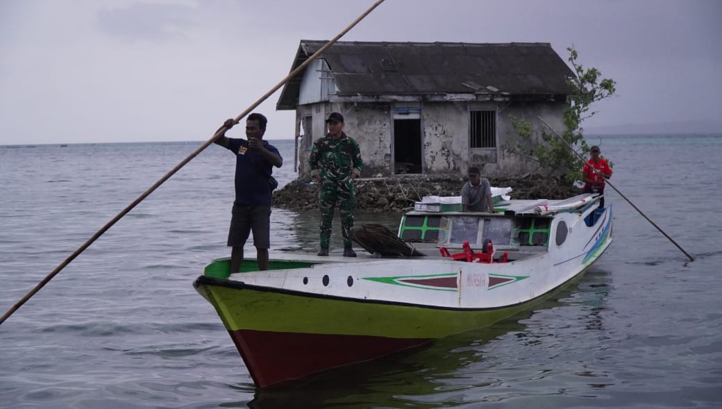 Satgas TMMD Ke-129 Bersama Warga Bongkar Material Bangunan di Dermaga Desa Polewali