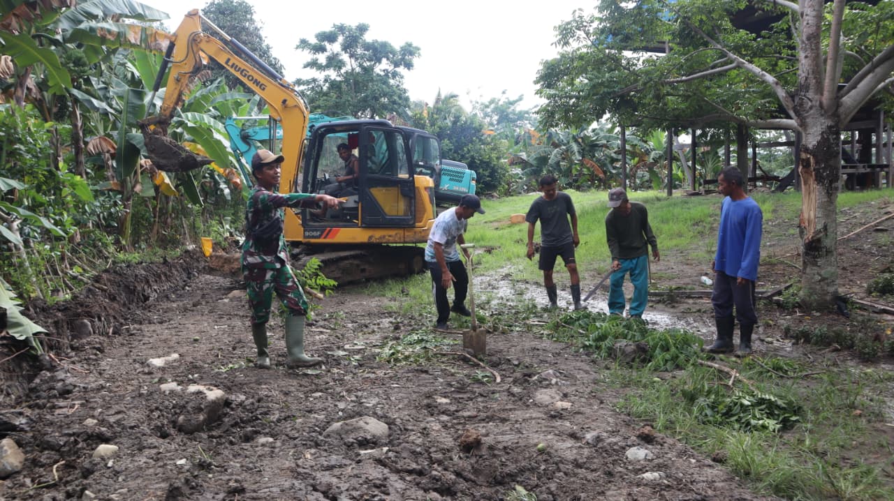 Bangun Kemandirian Desa, Babinsa Praka Sudirman Ajak Warga Liang Bunyu Gotong Royong Gelorakan Fisik TMMD ke-129