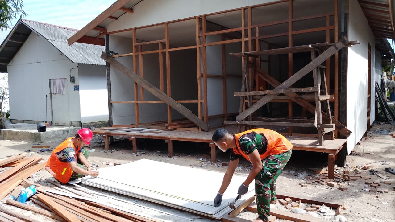 Pemasangan Dinding Kalsibut Jadi Tahapan Penting Rehabilitasi RTLH Program TMMD Ke-129